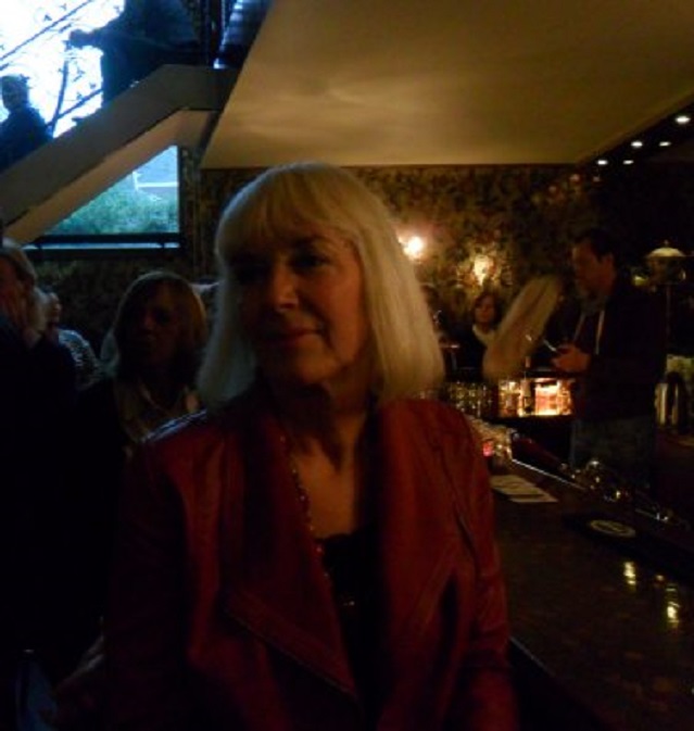 Ans luistert naar chansons aan de bar van Theater De Peeriscoop.