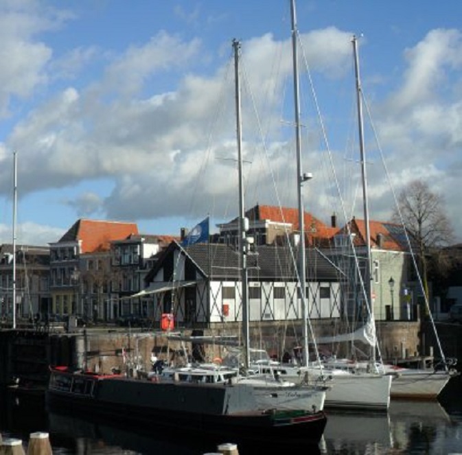 Sinds deze week ligt de narrow boat voor de winter naast onze Dulce.
