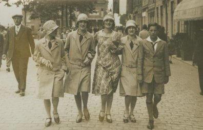 Midden op straat flaneren op 't Eind in de jaren 20. Zo zou het opnieuw kunnen worden.