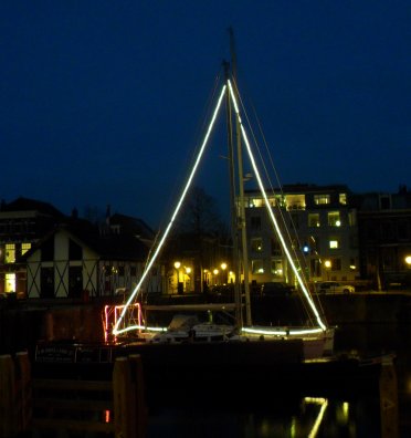 Dulce gisteravond met feestverlichting.