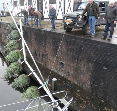 De KNAKE-kerstbomenbrug was gisteravond in de haven gewaaid.