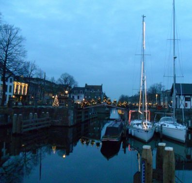 Feestelijke stemming in de Lingehaven. De kerstbomenbrug van buurtvereniging KNAKE is er ook weer.