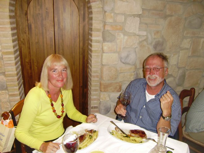 Verjaardagsdiner in Restaurant Narcea, Santa Pola. Verse asperges met mayonnaise en een buitengewoon sappig, mals stuk vlees van de grill, met een mooie oude Rioja erbij.