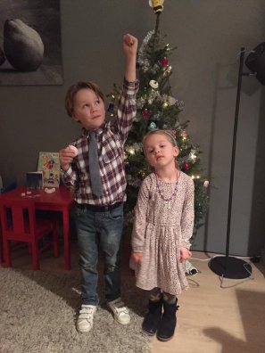 Thijs en Lisa bij de kerstboom