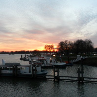 Buiten de Waterpoort vanaf de Altenawal 26-12-2015. De zon gaat onder achter de zuidelijke oever van de Merwede.