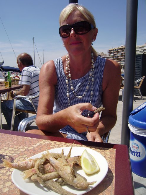 Pescaditos eten aan de haven in Santa Pola. Dat zijn met kop en staart gefrituurde visjes.