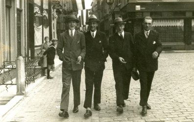 Vier heren wandelen ongedwongen over het Eind (jaren 40?) Dat kon toen nog.