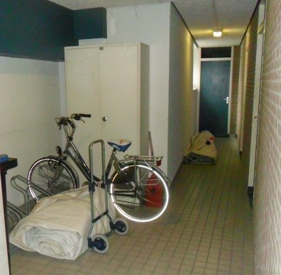 Onze zeilen liggen in de kelder, links de genua en achterin het grootzeil