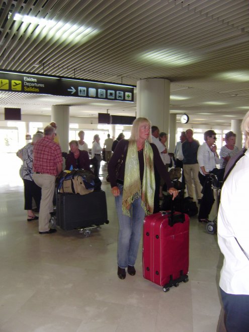 Ans gaat voor een week naar Nederland. Inchecken op het vliegveld van Alicante