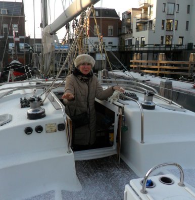 Het teak op het dek en in de kuip zijn wit opgevroren.