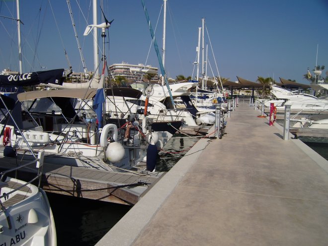De steiger van de marina in Santa Pola, in de richting van de wal. Links ligt onze Dulce, daarachter de stad.