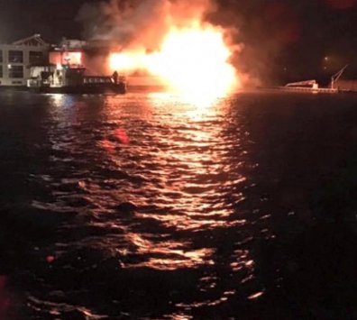 Een pont van Riveer blust op de rivier de brandende boot bij Den Breejen Shipyards (foto Riveer)