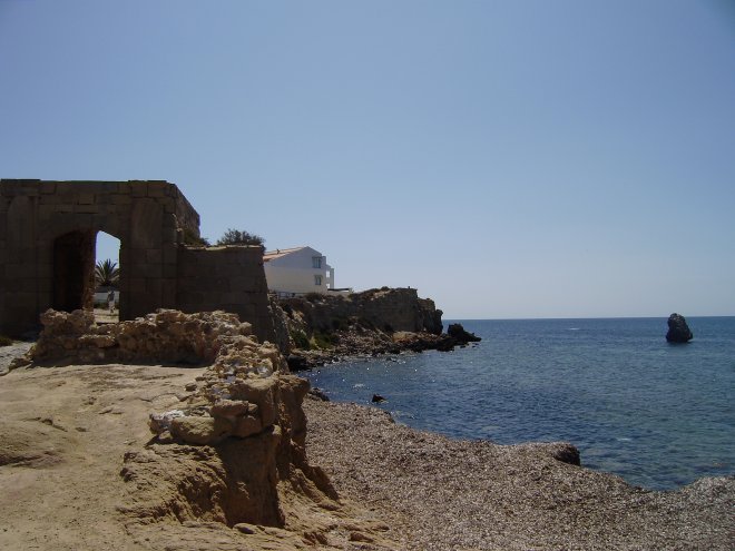 Nueva Tabarca, de Poort van San Gabriel op de westelijke punt van het eiland, die de inscriptie draagt: Carolus III Hispaniarum Rex. Fecit Edificavit