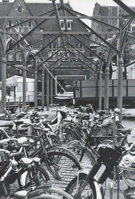 De Botermarkt als fietsenstalling in de jaren 70, De dakbedekking is al gesloopt. Let op de sierlijke bogen van de gietijzeren spanten.