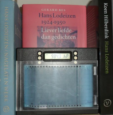 Onze boord-barograaf, tussen boeken van en over Hans Lodeizen, vanmorgen om 9.30 uur een stormfornt in aantocht.