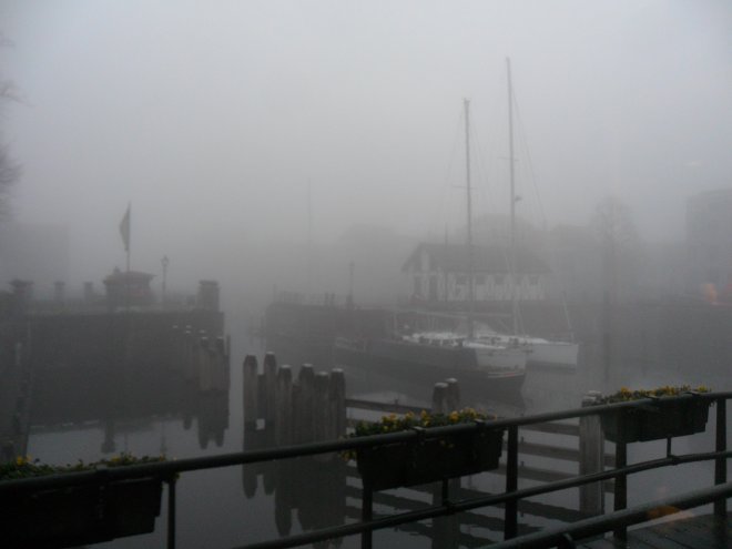 Mist over de haven vanmorgen.