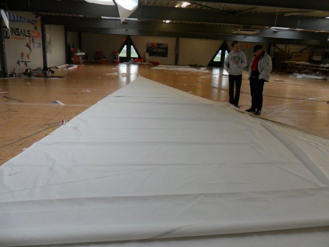 Bij zeilmakerij Van der Werf bekijken we onze genua.