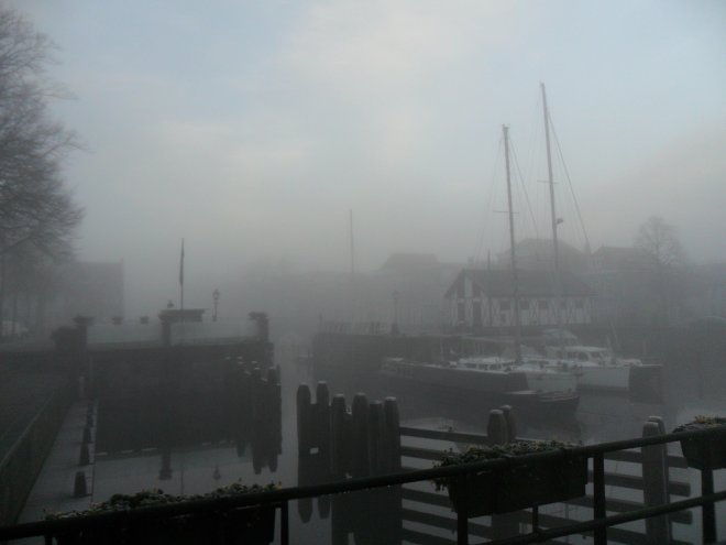 Vanmorgen vroeg hangt er dichte mist over de haven.