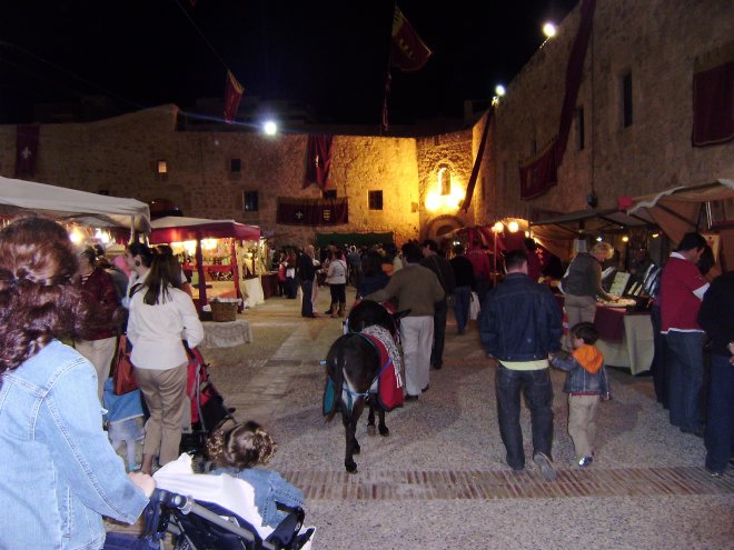 De uitheemse markt in het Castillo van Santa Pola. De Cubaanse bar is verder naar links (en valt buiten de foto).