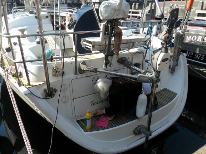 We poetsen de roestvlekken weg bij de bakskist op het zwemplatform.