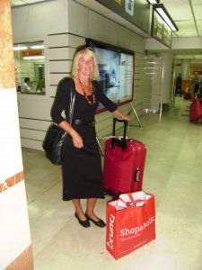 Ans in de aankomsthal van Vliegveld Alicante