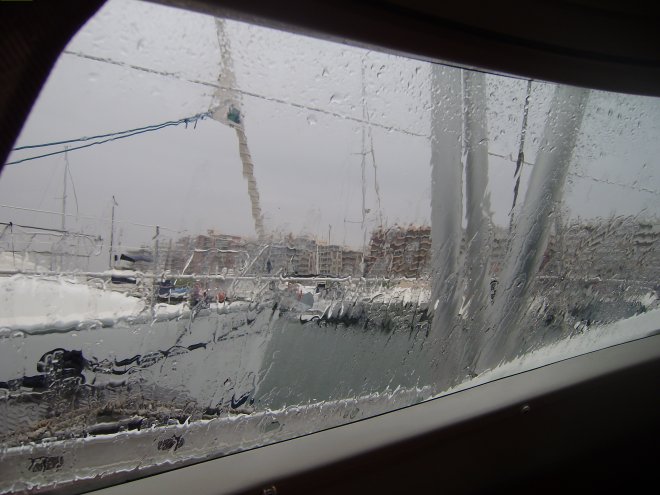 Harde wind, onweer en alsmaar veel regen in Santa Pola. Opgesliten in de kajuit beginnen we ons holbewoners te voelen.