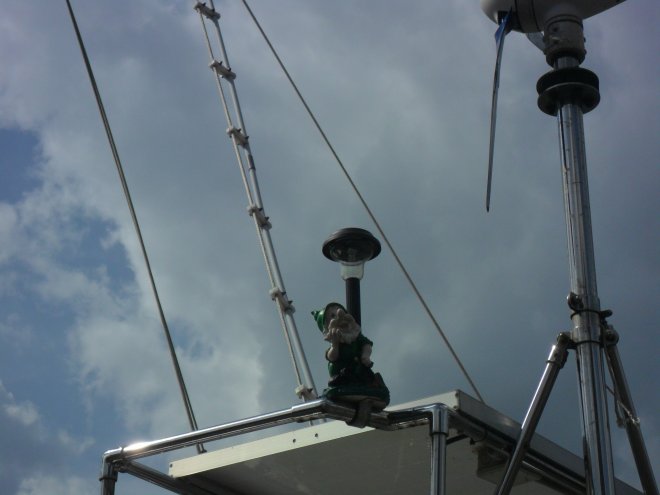 De kabouterlampen uit Malta - dit is die aan bakboord - zitten weer op hun plek.