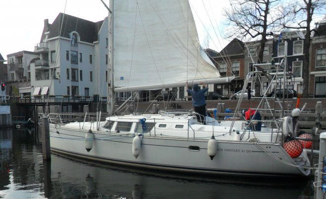 Na een lange winter hijsen we het grootzeil.