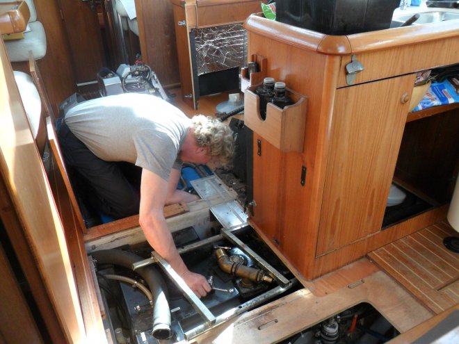 Fons aan het werk. De generator is uitgebouwd (achtergrond), nu de ontmanteling van de dieselhoofdtank. Die moet er in zijn geheel uit.