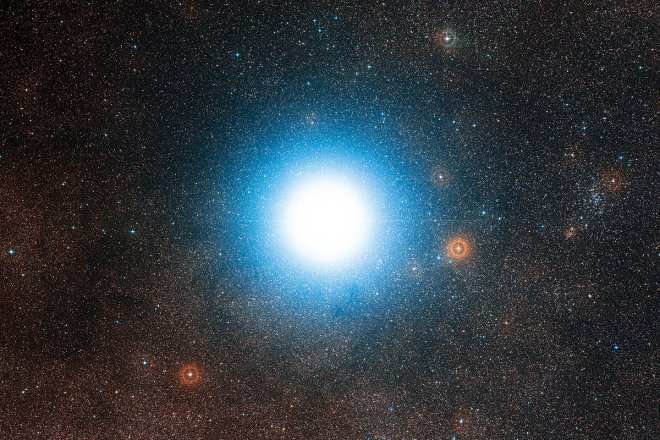 De ster Alpha Centauri met zijn omgeving. Foto: ESO/Digitized Sky Survey 2.