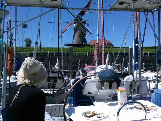 In Willemstad liggen we onder de molen.