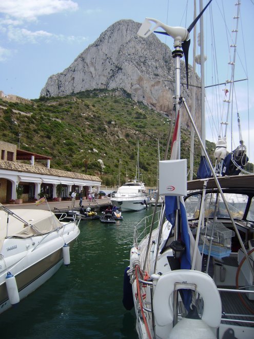 Dulce afgemeerd in de haven van Calpe, links het terras en het havenkantoor, recht vooruit de Peñón de Ifach