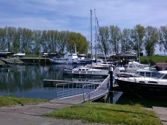 Dulce in Marina Numansdorp. Links ligt Jachtwerf Rexwinkel, waar Fons werkt.