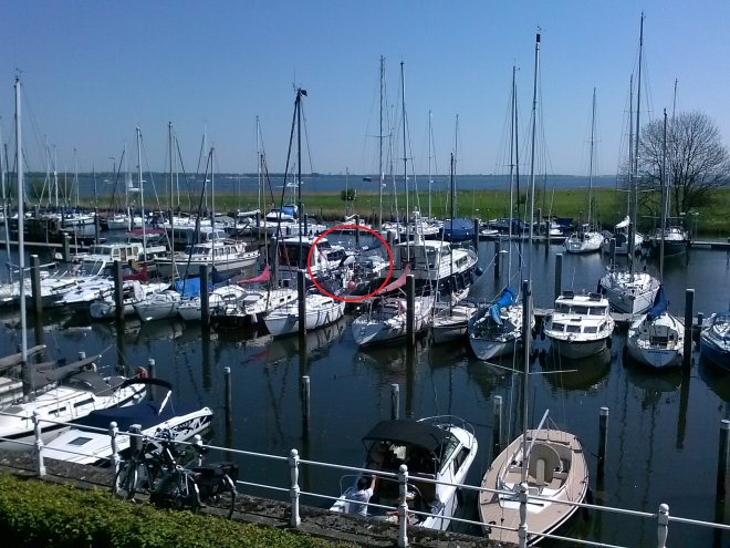 Jachthaven van Willemstad. Dulce in de rode cirkel. Op de achtergrond het Hollands Diep.