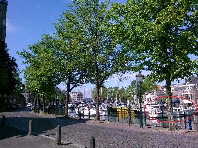 Dordrecht. Dulce in de haven van WSV Maartensgat (rode cirkel) vanaf het Grotekerksplein.