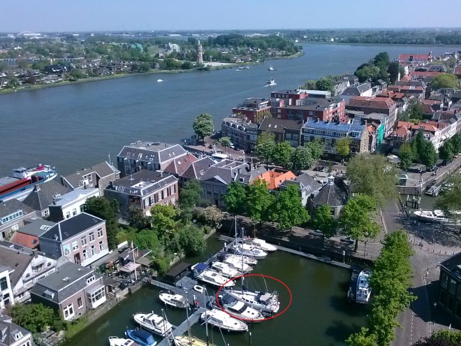 Fenomenaal uitzocht vanaf de tprentrans van de Grote Kerk in Dordrecht. In de rode cirkel (onder) ligt onze Dulce.