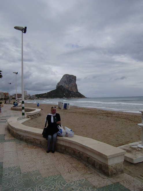 Op de boulevard langs het strand van Calpe, met de beroemde Peñón de Ifach op de achtergrond.