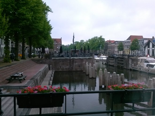 De haven en het Eind vanmorgen. Somberheid troef.