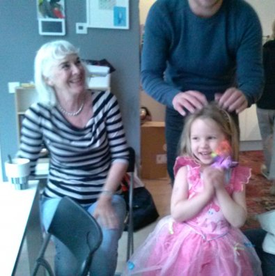 Lisa (4) in haar Pinkie Pie jurk. Het hoofd van vader Pijke staat er nét niet op.