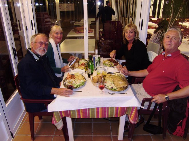 Eten in een visrestaurant aan de haven van Calpe met vlnr. Tom, Ans, Anne-Margré en Ron Vink. Ze hebben net een boot gekocht.