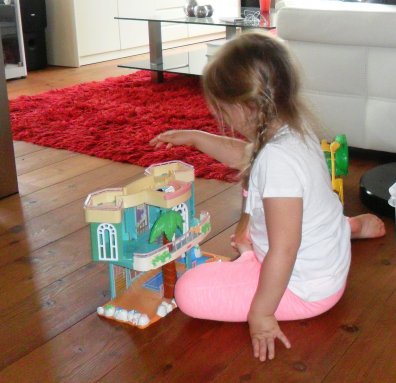 Vajèn (4) gaat op in haar spel.