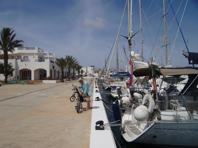 Dulce afgemeerd in de haven van Formentera. Zonovergoten en nog nauwelijks toeristen te zien. We gaan een eind fietsen.