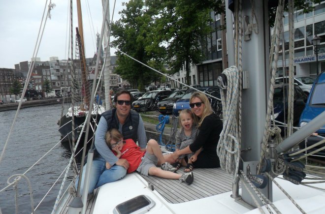 Veel familiebezoek in Haarlem. Vanmiddag Pijke en Floor met hun kinderen Lisa en Thijs.