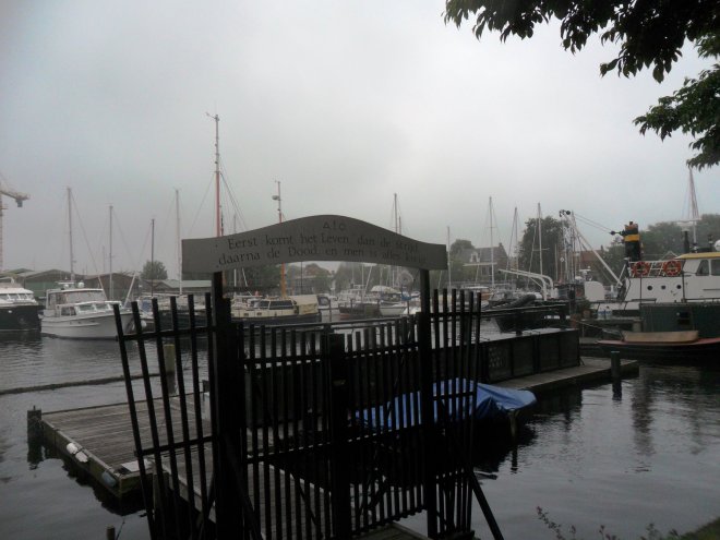 'Eerst komt het Leven, dan de Strijd, daarna de Dood en is men alles kwijt.' Achter het hek jachtwerf De Rietpol, Spaarndam