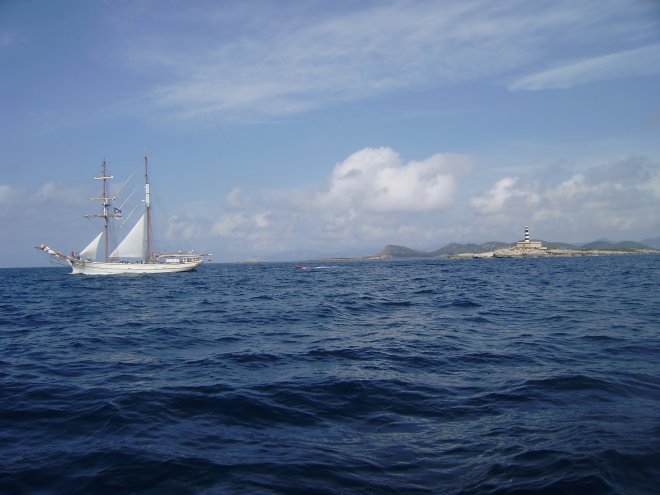 Door het Freu Grande, over een onderzeese bergrug, op weg van Formentera naar Ibiza-stad. Tweemaster op tegenkoers in de Freu Grande