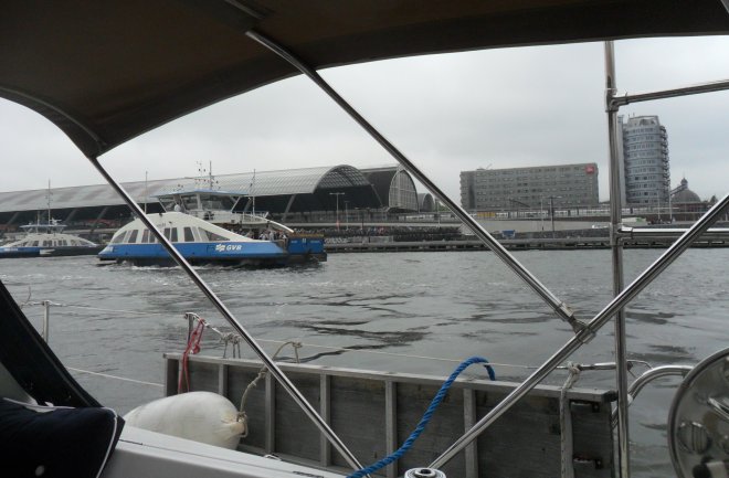 Op het IJ voor het Centraal Station van Amsterdam.