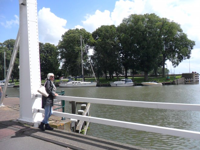 Dulce aan de parkzijde van de Binnenhaven, vanaf de ophaalbrug bij de Korenmarkt, Hoorn.
