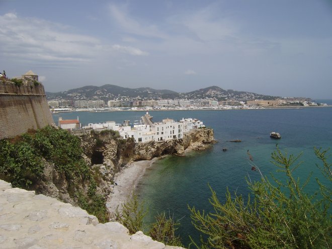 Werelderfgoed. Gezicht op de haveningang van Ibiza-stad vanaf de enorme zuidelijke transen en bastions van Dalt Vila.