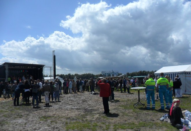 Het Gorcums Hippiefestival op Buiten de Waterpoort. Steeds dreigt een bui boven de Merwede.