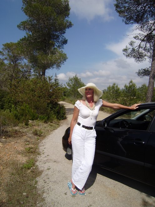 Ergens onderweg in het binnenland van Ibiza. Ans bij onze huurauto, een Seat Ibiza